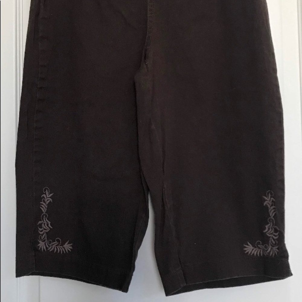 Chocolate brown Stretch Petite high waist shorts 6P with embroidery details